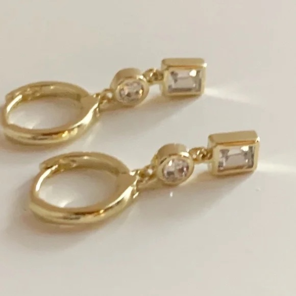 NEW SHASHI Drop Huggie Earrings - Picture 6 of 7